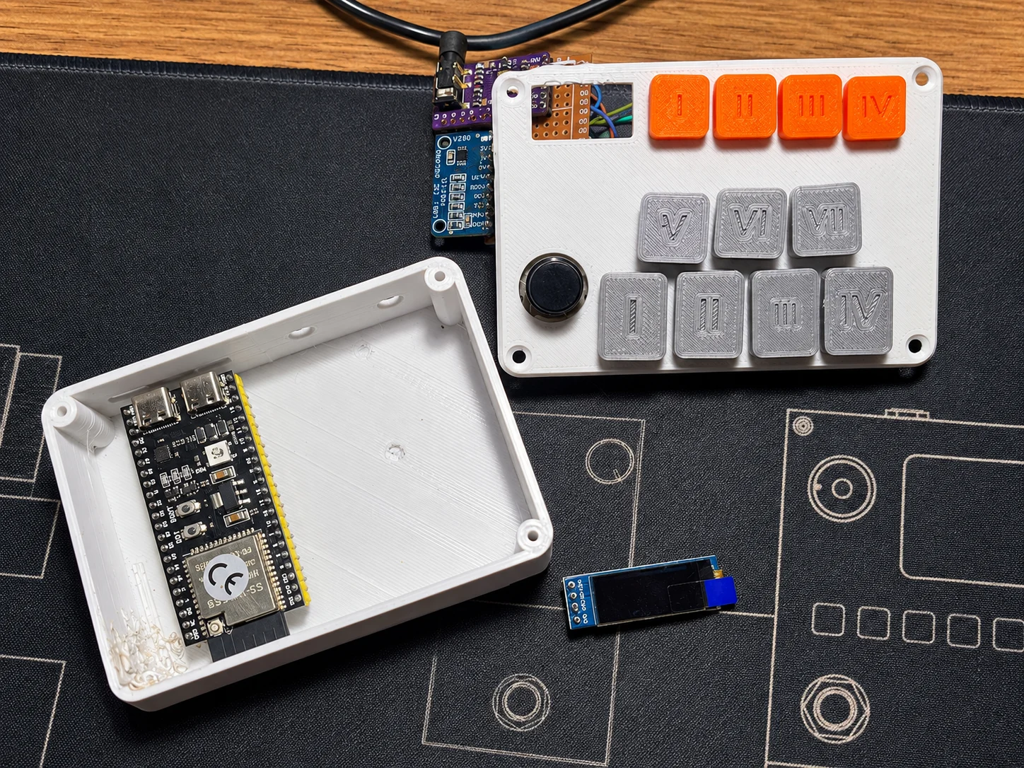 Prototipo de Tolhuin Chord con carcasa impresa en 3D, placa ESP32-S3 y pantalla OLED
